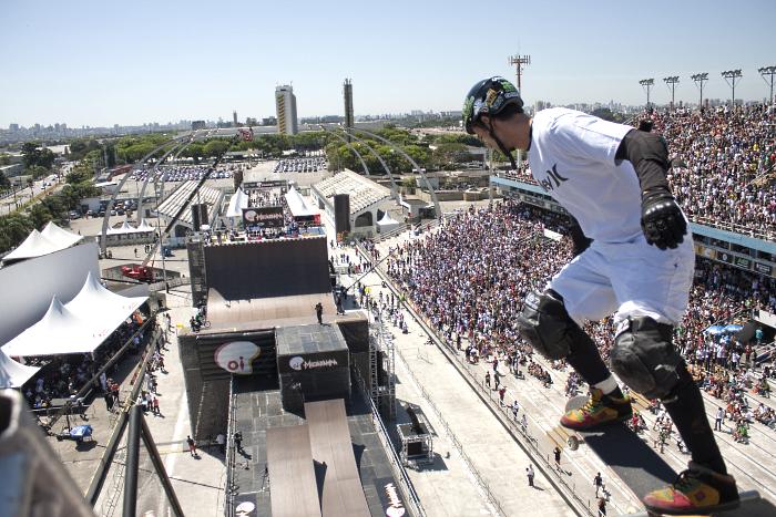 O skatista brasileiro, Bob Burnquist, durante treinos para a prova final no GAP de 70 pes no evento OI MEGARAMPA 2009, que acontece pela segunda vez no Brasil. A gigantesca rampa tem 105 metros de extensao e 27 metros de altura, Sambodromo do Anhembi.